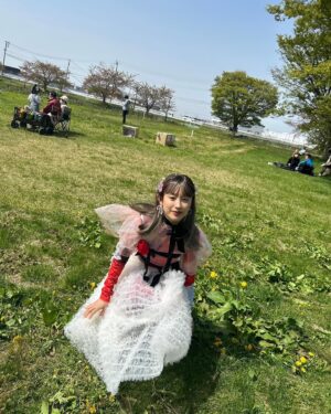 Ai Takahashi Instagram - 🍎🍏🍎🍏🍎🍏🍎

#林檎コーデ
にしたよっ🥰

届いたばかりの
@honeymihoney_official の
可愛すぎるスカートを
ところどころ
つまんで
踊りやすいようにしたのっ🦢✨

すぐに戻せるように
簡易的に、ね🤭💪🏻

@damernesmagasin のバラ🌹は
林檎に見えるかも〜
と思って
つけてみたっ🥰
ㅤㅤㅤㅤㅤㅤㅤㅤㅤㅤㅤㅤㅤ
とにかく
@goki_gens2021 では
自分が好きなように
盛り盛りに出来るから
楽しいのっ🤭🤭🤭🫶🏻