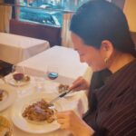 Ai Tominaga Instagram - ⁡ 撮影の合間に Paris with Richard Avedon ⁡ 大好物の Confit de canard❤︎ #食いしん坊シリーズ Bag @loewe