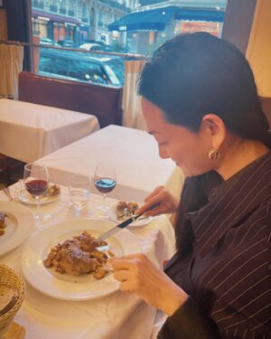 Ai Tominaga Instagram - ⁡
撮影の合間に
Paris with Richard Avedon
⁡
大好物の Confit de canard❤︎
#食いしん坊シリーズ

Bag @loewe