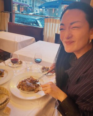 Ai Tominaga Instagram - ⁡
撮影の合間に
Paris with Richard Avedon
⁡
大好物の Confit de canard❤︎
#食いしん坊シリーズ

Bag @loewe