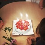 Ai Tominaga Instagram - ⁡ 先日の息子の誕生日 餃子partyにして、みんなで包むのは楽しい❤︎ 皮が足りなくなって、急遽米粉で手作り 餃子の皮って意外と簡単に作れるのねー もっちりカリカリでハマりそう ⁡ 米粉のショートケーキ🍰 スポンジあまり膨らまず…笑 そういえば、昔からスポンジ焼くのが苦手だったな ⁡ Happy Birthday my dear son ⁡