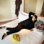 Ai Tominaga Instagram - ⁡ The last day in Paris 撮影も無事に終わりました💐 ⁡ @restrantkei Cuisiner comme dans un rêve ⁡ Suit @amiparis Bag @maisonvalentino