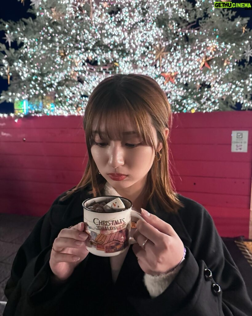 Ai Yoshikawa Instagram - ︎☺︎ Merry Christmas🎄🤶🏻 クリスマスマーケット2箇所行けたっ 別日なのにおんなじ髪型とおんなじコートすぎて 自分でもびっくり🙂