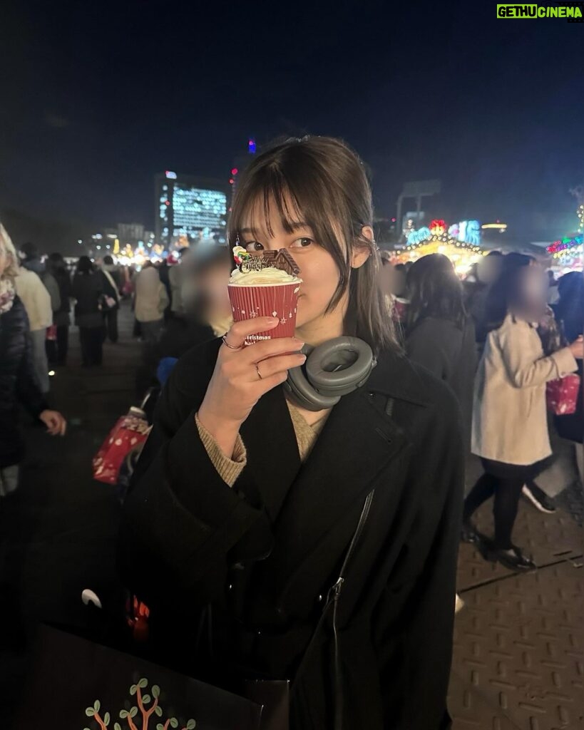 Ai Yoshikawa Instagram - ︎☺︎ Merry Christmas🎄🤶🏻 クリスマスマーケット2箇所行けたっ 別日なのにおんなじ髪型とおんなじコートすぎて 自分でもびっくり🙂