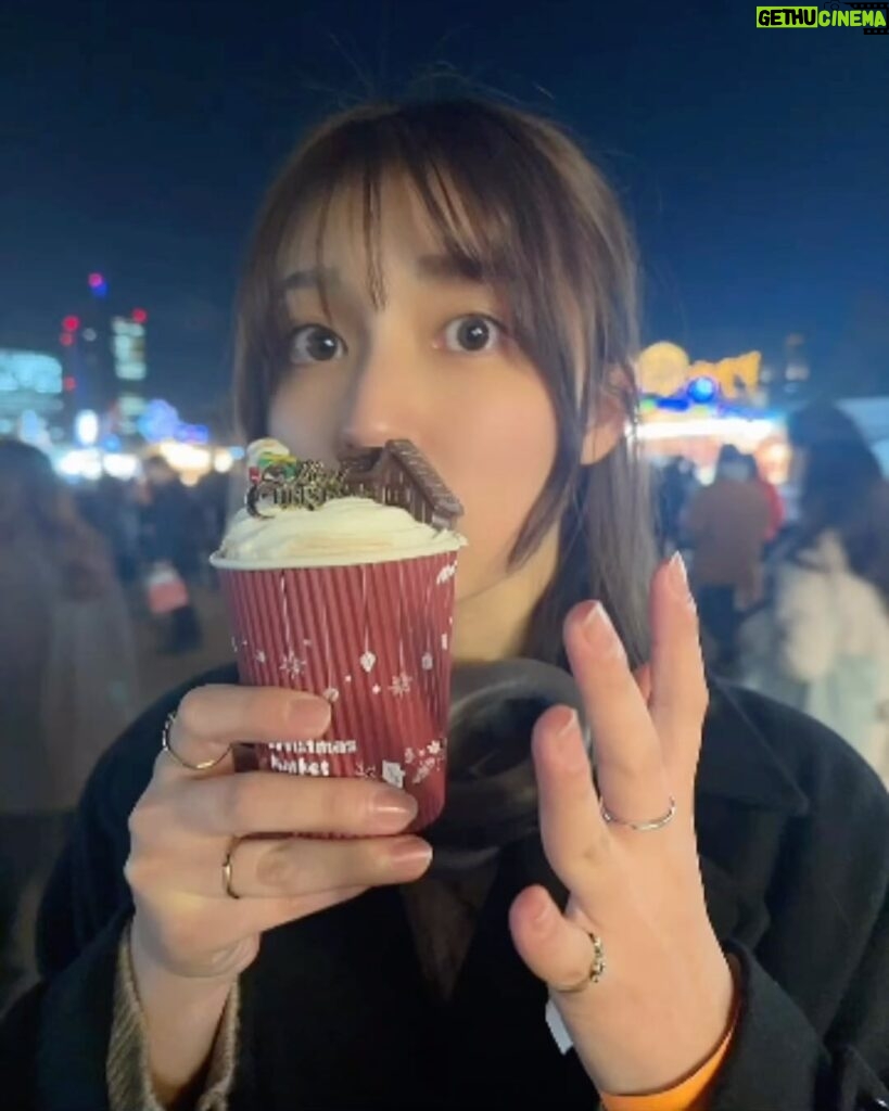 Ai Yoshikawa Instagram - ︎☺︎ Merry Christmas🎄🤶🏻 クリスマスマーケット2箇所行けたっ 別日なのにおんなじ髪型とおんなじコートすぎて 自分でもびっくり🙂