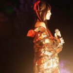 Airi Suzuki Instagram - ✴︎ 平安神宮 桜音夜コンサート2024🌸 ピアニスト菊池亮太さんと。 当日の桜は最高に見頃な状態。 お天気にも恵まれて幸せな1日でした。 このステージにボーカリストが立つのは、なんと私が初めてだったそう。なんと光栄すぎることでしょう... 個人的には、20代ラストの歌唱がこのステージだったことも何かの縁かな？と思うタイミングでした。 なんだかすっごく不思議だったの。 清い、神聖なる、というのはこういう空気のことをいうのかと。ステージの上で歌うことはずっとしてきたはずなのに、その感覚が初めましてなものすぎて。 いつまでも天に向かって歌えそうな気持ちでした。 そして お衣装もヘアメイクも本当に素敵にしていただきました😢 和服をアレンジした感じが良い！っていう私のざっくりとしたオーダーのもと、いつものスタッフさん方が全力で取り組んでくださって完成したものでした☺︎ いつもいつも本当に感謝！！！ 本番はステージが遠かったから細部が見えなかったかと思うので、写真たくさん載せますね☺️ 👘 @lisakubo_kimono 足を運んでくださった皆様もありがとうございました！！ 素敵な週末をお過ごしくださいね ☺︎