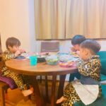 Airi Taira Instagram - 夕食タイム♡ 子供のご飯で1番簡単なのは"二色丼"だと思ってた‼︎ 先日、酒井選手のご自宅にお邪魔したら奥様が子供達にグリルチキンを作ってくれてた😍 一瞬でなくなるぐらい皆んなたくさん食べていてその光景が微笑ましかった🥹 フランスに居た時もボロネーゼや海老カレーなど色々作ってくれて子供メニューのレパートリーが増えて有り難かった🤩 会うと色々学ばせてもらえてほんとに嬉しい時間❤️ そんなわけで🤭✨ 連日グリルチキン😍 #平飯#これもあれも食べれるんだー　と嬉しくなる#酒井選手ファミリー#ありがとう#子供が好きなご飯#知れて嬉しい#グリルチキン#ハマってる