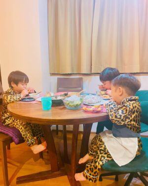 Airi Taira Instagram - 夕食タイム♡

子供のご飯で1番簡単なのは"二色丼"だと思ってた‼︎

先日、酒井選手のご自宅にお邪魔したら奥様が子供達にグリルチキンを作ってくれてた😍

一瞬でなくなるぐらい皆んなたくさん食べていてその光景が微笑ましかった🥹

フランスに居た時もボロネーゼや海老カレーなど色々作ってくれて子供メニューのレパートリーが増えて有り難かった🤩

会うと色々学ばせてもらえてほんとに嬉しい時間❤️

そんなわけで🤭✨
連日グリルチキン😍
#平飯#これもあれも食べれるんだー　と嬉しくなる#酒井選手ファミリー#ありがとう#子供が好きなご飯#知れて嬉しい#グリルチキン#ハマってる