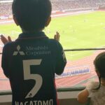 Airi Taira Instagram - みんなで応援❤️⚽️💙 4人目の妊娠が分かってからしばらく行けてなかった観戦。 5月に無事出産して8月26日のこの日の観戦を楽しみにカオスな日々を過ごしてきた✨ 私の大好きな人たちと一緒に応援❣️ ずーっと「天野会メンバー」みんな揃って応援してみたかった✨ 初めてみんな揃えてお互いがお互いのために色んなものを持ち寄って楽しい夏を感じた☀️ 熱い試合に熱い観戦‼️ 人の心を動かしてくれる熱い凄い試合⚽️ 見に行かせて頂けて本当に嬉しかった🥹涙) 天野会メンバー、ご一緒してくださった皆様、本当にありがとうございました🥹 #FC東京#国立競技場#サッカー観戦#景色最高だった#天野会#みんな揃えた#嬉しかった#子供達も釘付け#ご一緒してくださった方ありがとうございました
