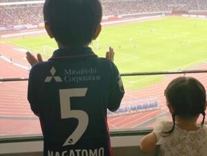 Airi Taira Instagram - みんなで応援❤️⚽️💙

4人目の妊娠が分かってからしばらく行けてなかった観戦。

5月に無事出産して8月26日のこの日の観戦を楽しみにカオスな日々を過ごしてきた✨

私の大好きな人たちと一緒に応援❣️

ずーっと「天野会メンバー」みんな揃って応援してみたかった✨

初めてみんな揃えてお互いがお互いのために色んなものを持ち寄って楽しい夏を感じた☀️

熱い試合に熱い観戦‼️

人の心を動かしてくれる熱い凄い試合⚽️

見に行かせて頂けて本当に嬉しかった🥹涙)

天野会メンバー、ご一緒してくださった皆様、本当にありがとうございました🥹
#FC東京#国立競技場#サッカー観戦#景色最高だった#天野会#みんな揃えた#嬉しかった#子供達も釘付け#ご一緒してくださった方ありがとうございました
