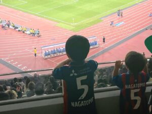 Airi Taira Instagram - みんなで応援❤️⚽️💙

4人目の妊娠が分かってからしばらく行けてなかった観戦。

5月に無事出産して8月26日のこの日の観戦を楽しみにカオスな日々を過ごしてきた✨

私の大好きな人たちと一緒に応援❣️

ずーっと「天野会メンバー」みんな揃って応援してみたかった✨

初めてみんな揃えてお互いがお互いのために色んなものを持ち寄って楽しい夏を感じた☀️

熱い試合に熱い観戦‼️

人の心を動かしてくれる熱い凄い試合⚽️

見に行かせて頂けて本当に嬉しかった🥹涙)

天野会メンバー、ご一緒してくださった皆様、本当にありがとうございました🥹
#FC東京#国立競技場#サッカー観戦#景色最高だった#天野会#みんな揃えた#嬉しかった#子供達も釘付け#ご一緒してくださった方ありがとうございました