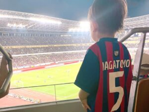 Airi Taira Instagram - みんなで応援❤️⚽️💙

4人目の妊娠が分かってからしばらく行けてなかった観戦。

5月に無事出産して8月26日のこの日の観戦を楽しみにカオスな日々を過ごしてきた✨

私の大好きな人たちと一緒に応援❣️

ずーっと「天野会メンバー」みんな揃って応援してみたかった✨

初めてみんな揃えてお互いがお互いのために色んなものを持ち寄って楽しい夏を感じた☀️

熱い試合に熱い観戦‼️

人の心を動かしてくれる熱い凄い試合⚽️

見に行かせて頂けて本当に嬉しかった🥹涙)

天野会メンバー、ご一緒してくださった皆様、本当にありがとうございました🥹
#FC東京#国立競技場#サッカー観戦#景色最高だった#天野会#みんな揃えた#嬉しかった#子供達も釘付け#ご一緒してくださった方ありがとうございました