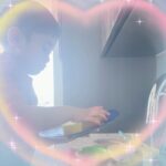 Airi Taira Instagram - 週末の朝☀️ 洗面所で子供達の靴を洗っていたら歯磨きをしに来たべベック✨ 「ママ、お兄ちゃんがお皿洗ってるよ」と教えてくれた‼︎ 「え？なんで⁈」と言ったら「ママがさっき怒ったからじゃない？」と冷静なべベック😅 (バンビーノが弟達に足を引っ掛けて(ファール)危ないからやめなさい!と言ってもやめないので叱る) 洗ってくれても洗剤キレイに流せないんじゃないかと気になりすぐキッチンへ覗きに行ってみた！ モクモクと洗ってる‼︎ 意外にもキュッと音が鳴るぐらいちゃんと洗えてる🤩‼︎ 「なんで洗ってくれてるの⁈ママがさっき怒ったから⁈」とバンビーノに聞いてみたら、 「PAPAは練習行ってママひとりで頑張ってるから」って😳 こんなふとした言葉が嬉しくて🙈 「ありがとう‼︎やり方教えるね‼︎」と本気のやり方を教えてみた😆 やる気満々のバンビーノ✨ ガス台までピカピカに拭いてくれた‼︎ ブラボーだね🤩👏 私は靴洗いに戻ると、今度はべベックが洗面所の床をコロコロお掃除してくれてる😳 み、みんな、一体どうしたの⁈ こちらにも「ありがとう‼︎やり方教えるね‼︎」とコロコロのテープの替え方を教えてみた🤩 色々覚えてもらって担当割りにしたら最高じゃないか🥹涙) 末っ子気質の3番目は何してるかなー?と思ったら、お菓子食べてるよ🤪ズコッ) ほんとの末っ子4番目の赤ちゃんはバウンサーに揺られて眠ってる😆 ありがとう週末の朝となった✌️ #日曜日#朝#それぞれが助け合い#気づきの有り難さ#色々と覚えてくれて嬉しいな#またやってくれますように
