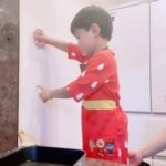 Airi Taira Instagram - お料理時間♡ 今日は大量(28匹)の海老の皮剥きをしなきゃならなくてパパッと作らなきゃ‼︎と思ってたら… 「作りたい‼︎」と椅子を持ってきた🥲 海老フライ、フィレカツ作る!と説明したけど中々言えない&覚えられない😂 そんな5歳もまだまだイイね😆👏 #バンビーノ#料理男子#壁に向かって何してた#順調に上達してる#有り難い#お手伝い大好きな子