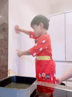 Airi Taira Instagram - お料理時間♡

今日は大量(28匹)の海老の皮剥きをしなきゃならなくてパパッと作らなきゃ‼︎と思ってたら…

「作りたい‼︎」と椅子を持ってきた🥲

海老フライ、フィレカツ作る!と説明したけど中々言えない&覚えられない😂

そんな5歳もまだまだイイね😆👏
#バンビーノ#料理男子#壁に向かって何してた#順調に上達してる#有り難い#お手伝い大好きな子