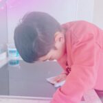 Airi Taira Instagram - 週末の朝☀️ 洗面所で子供達の靴を洗っていたら歯磨きをしに来たべベック✨ 「ママ、お兄ちゃんがお皿洗ってるよ」と教えてくれた‼︎ 「え？なんで⁈」と言ったら「ママがさっき怒ったからじゃない？」と冷静なべベック😅 (バンビーノが弟達に足を引っ掛けて(ファール)危ないからやめなさい!と言ってもやめないので叱る) 洗ってくれても洗剤キレイに流せないんじゃないかと気になりすぐキッチンへ覗きに行ってみた！ モクモクと洗ってる‼︎ 意外にもキュッと音が鳴るぐらいちゃんと洗えてる🤩‼︎ 「なんで洗ってくれてるの⁈ママがさっき怒ったから⁈」とバンビーノに聞いてみたら、 「PAPAは練習行ってママひとりで頑張ってるから」って😳 こんなふとした言葉が嬉しくて🙈 「ありがとう‼︎やり方教えるね‼︎」と本気のやり方を教えてみた😆 やる気満々のバンビーノ✨ ガス台までピカピカに拭いてくれた‼︎ ブラボーだね🤩👏 私は靴洗いに戻ると、今度はべベックが洗面所の床をコロコロお掃除してくれてる😳 み、みんな、一体どうしたの⁈ こちらにも「ありがとう‼︎やり方教えるね‼︎」とコロコロのテープの替え方を教えてみた🤩 色々覚えてもらって担当割りにしたら最高じゃないか🥹涙) 末っ子気質の3番目は何してるかなー?と思ったら、お菓子食べてるよ🤪ズコッ) ほんとの末っ子4番目の赤ちゃんはバウンサーに揺られて眠ってる😆 ありがとう週末の朝となった✌️ #日曜日#朝#それぞれが助け合い#気づきの有り難さ#色々と覚えてくれて嬉しいな#またやってくれますように