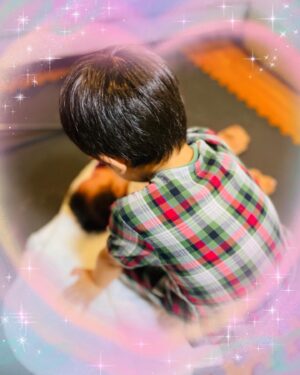 Airi Taira Instagram - すっかり治った男児達♡

連日眠れずに授乳しながらの子供達のトイレ合戦はさすがにキツく心折れそうになったけど「私がやるしかない‼︎」を胸にナントカなった🤩

これを機にもしまた何かあったら一気にひとりで4人のことはやれる‼︎とプチ自信がついた😁ピース)

写真は上3人の寝る前の歯磨き中での出来事。

順番に1人目の歯磨きが終え2人目、3人目と歯磨きをしているとギャンギャン泣き出した赤ちゃん🥲

泣き声も日に日に大きくなってきてる今日この頃😇

泣き声が気になりながらべべの歯磨きを急ぐ💦

いそいで急いでイソイデようやく戻るとバンビーノがおしゃぶりをお口に入れてくれて優しくトントンしながら歌ってくれてた😭涙)

こっちが泣きそうになったよ🥹‼︎

すっかり泣き止んでる赤ちゃん👶

お兄ちゃん居てくれてよかったね🥹ウルウル)
#バンビーノ#色々気づいて手助けしてくれる#有り難い#5歳#すごい#早くみんな#5歳になぁれ#なんつって#心配して連絡くださった方#ありがとうございました#すっかり#みんな#元気です