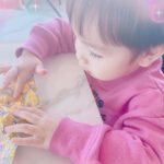 Airi Taira Instagram - 週末の朝☀️ 洗面所で子供達の靴を洗っていたら歯磨きをしに来たべベック✨ 「ママ、お兄ちゃんがお皿洗ってるよ」と教えてくれた‼︎ 「え？なんで⁈」と言ったら「ママがさっき怒ったからじゃない？」と冷静なべベック😅 (バンビーノが弟達に足を引っ掛けて(ファール)危ないからやめなさい!と言ってもやめないので叱る) 洗ってくれても洗剤キレイに流せないんじゃないかと気になりすぐキッチンへ覗きに行ってみた！ モクモクと洗ってる‼︎ 意外にもキュッと音が鳴るぐらいちゃんと洗えてる🤩‼︎ 「なんで洗ってくれてるの⁈ママがさっき怒ったから⁈」とバンビーノに聞いてみたら、 「PAPAは練習行ってママひとりで頑張ってるから」って😳 こんなふとした言葉が嬉しくて🙈 「ありがとう‼︎やり方教えるね‼︎」と本気のやり方を教えてみた😆 やる気満々のバンビーノ✨ ガス台までピカピカに拭いてくれた‼︎ ブラボーだね🤩👏 私は靴洗いに戻ると、今度はべベックが洗面所の床をコロコロお掃除してくれてる😳 み、みんな、一体どうしたの⁈ こちらにも「ありがとう‼︎やり方教えるね‼︎」とコロコロのテープの替え方を教えてみた🤩 色々覚えてもらって担当割りにしたら最高じゃないか🥹涙) 末っ子気質の3番目は何してるかなー?と思ったら、お菓子食べてるよ🤪ズコッ) ほんとの末っ子4番目の赤ちゃんはバウンサーに揺られて眠ってる😆 ありがとう週末の朝となった✌️ #日曜日#朝#それぞれが助け合い#気づきの有り難さ#色々と覚えてくれて嬉しいな#またやってくれますように
