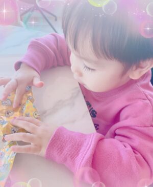 Airi Taira Instagram - 週末の朝☀️

洗面所で子供達の靴を洗っていたら歯磨きをしに来たべベック✨

「ママ、お兄ちゃんがお皿洗ってるよ」と教えてくれた‼︎

「え？なんで⁈」と言ったら「ママがさっき怒ったからじゃない？」と冷静なべベック😅

(バンビーノが弟達に足を引っ掛けて(ファール)危ないからやめなさい!と言ってもやめないので叱る)

洗ってくれても洗剤キレイに流せないんじゃないかと気になりすぐキッチンへ覗きに行ってみた！

モクモクと洗ってる‼︎
意外にもキュッと音が鳴るぐらいちゃんと洗えてる🤩‼︎

「なんで洗ってくれてるの⁈ママがさっき怒ったから⁈」とバンビーノに聞いてみたら、

「PAPAは練習行ってママひとりで頑張ってるから」って😳

こんなふとした言葉が嬉しくて🙈

「ありがとう‼︎やり方教えるね‼︎」と本気のやり方を教えてみた😆

やる気満々のバンビーノ✨

ガス台までピカピカに拭いてくれた‼︎
ブラボーだね🤩👏

私は靴洗いに戻ると、今度はべベックが洗面所の床をコロコロお掃除してくれてる😳

み、みんな、一体どうしたの⁈

こちらにも「ありがとう‼︎やり方教えるね‼︎」とコロコロのテープの替え方を教えてみた🤩

色々覚えてもらって担当割りにしたら最高じゃないか🥹涙)

末っ子気質の3番目は何してるかなー?と思ったら、お菓子食べてるよ🤪ズコッ)

ほんとの末っ子4番目の赤ちゃんはバウンサーに揺られて眠ってる😆

ありがとう週末の朝となった✌️
#日曜日#朝#それぞれが助け合い#気づきの有り難さ#色々と覚えてくれて嬉しいな#またやってくれますように