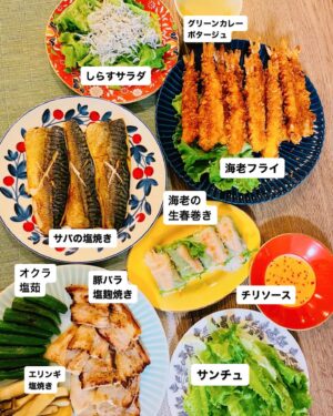 Airi Taira Instagram - 食卓の並べ方😅

私の1日の中の勝負ごと！
「夜ごはん」

お腹を空かせて帰宅するカオス達🥲

夕食作るタイミングによく泣く赤ちゃん🥲

どうか!泣かないで!と寝かしつけ成功からのキッチンに立ってとにかく私が作る時は時間との勝負💪

夕飯作ってる間のカオス達はゲームしてるかPAPAがお風呂入れてくれてるかという2パターン✨

全て出来上がりパパッとテーブルに並べる。

ゲームやってたバンビーノが「うわぁ!ママたくさんありがとね!コレ好きなの」と嬉しそうに海老フライをつまみ食いしようとしてる😅

「コレッ！お行儀悪い！」と注意すると「これ！こっちにおくからでしょ」と🥲

ん？
どういう意味？🤪
と思ったら、、、

私がパパッと並べたお料理を並び替えしてる🤣

いや、なんで😅⁈

「何なに？なんで並び変えてるの？」と聞いたら、

「だってPAPAが1番かまぼこ食べるじゃん!」とかまぼこはPAPAが座る目の前に‼︎

枝豆はべべが大好きだからべべが座る目の前に‼︎

こう見るとバンビーノが並べた方がバランスがイイ気がする😅

並べ方で食卓の雰囲気も変わるんだね‼︎
知らなかった😆

1枚目バンビーノが並べた♡
2枚目…何も気にせずパパッと置いちゃった私😅

次回からは意識してみよう😆🩷
#平飯#5歳#小さな男の子から学んだこと#並べ方#大事だね#生春巻き横向きいいね#ありがとう#子供の感性ってすごい