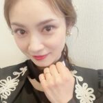 Airi Taira Instagram - テレビ出演📺 テレビ朝日「夫が寝たあとに」 4月13日(土) 24:30-25:00 私が大好きな番組🥹 この番組を知ったのは子供達の寝かしつけが終えて夫とトークタイムも終えておやすみなさい!した後、本当に、"夫が寝たあとに"「ん？このタイトルなんだ〜？」と思ってTVerから知ったんです‼️ たぶん全放送見てます😆 みんなが寝静まった後、ひとりアイスをこっそり食べながら見る私のご褒美タイム😍 司会のミキティーさんがズバッと物申してくれたり横澤夏子さんがありのままの素顔で泣いてて同じ気持ちになって泣いたり😭 もう私は、この番組を"主婦の味方"だと思ってます🤩 どのママのお話を聞いても「あぁーあるある！わかるわかる！」と、実際お会いしてないのに共感し合える最高の仲間番組が出来た!と思ってます🤝 そんな中、まさかの出演依頼を頂けて、ビックリで嬉しくて、収録当日までソワソワ過ごしちゃってました🙈 打ち合わせをさせて頂く前も私の価値観てズレてるんじゃないか？とか、撮影の日も、いつもは周りにフォローしてくださる芸人さんが居てくれてますが私ひとりでちゃんと喋れるのだろうか?と、とにかく色んな意味で緊張してました！！ 実際、本番になると、あっという間に終わってしまい、何をどう話したのかということよりも、楽しすぎて驚きました‼︎ 子供が側にいない空間で同じママ同士だけのママ会って、こんなにも楽しいの⁈と驚きました😭‼️感動) 収録終えた瞬間、涙がダダ漏れ始めてザワつかせてしまいました…。 よっぽど楽しかったんだと思います❤️ 育児話をこんなにも聞いてもらえて分かる〜と同じ目線になってもらえて仲間がすぐ側に居てくれてる‼︎みたいな🥹 ほんとに、ほんとに、嬉しくて楽しかったです。 (今も書きながら涙ダダ漏れなんですけど💦) 私を呼んでくださって本当にありがとうございました‼︎ きっとこの番組じゃなかったら幼き時期のカオス達のリアル育児を語ることはなかったんじゃないかなーと思います😊 話すことにより気持ちが切り替えられたり、共感してもらえることでまたさらに勇気づけられたり、明日への源になったり、数時間離れた子供達に優しく接することができたり、本当に私にとっての記念になりました🙈 衣装も見た瞬間「着てみたい‼︎」と思いヘアーも可愛いアレンジして頂いて、なんだかとっても嬉しかった日になりました😍 しっかりしたタイプではないので(みんな知ってるか😅)私の育児…心配だらけかもしれませんが😅 ぜひ見てください😁 #平愛梨#夫が寝たあとに#主婦の味方#世の中のパパ達も見てほしい#主婦の気持ちの答えがつまってる#ミキティーさん#横澤夏子さん#お会いしてさらに大好きになりました#ありがとうございました