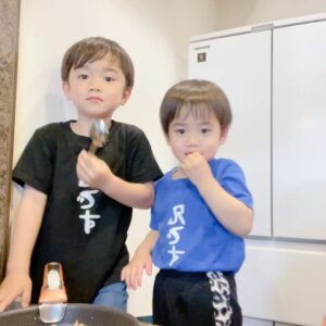 Airi Taira Instagram - 味に厳しい次男😅

バンビーノが弟達に作るごはん♡

「できたー！今いれるから待ってね」とバンビーノが言うと、、、

駆け寄って来て「味見する」と一丁前なべベック😂

食べるなり「なんか足りない」だって🤣ドゥハハッ)

3歳(来月4歳)恐るべしッ‼︎

確かに薄味だ😅
君の言うとおりだ🤣笑)

お兄ちゃん頑張れ😅ハハッ)
#バンビーノ#5歳#料理男子#味見する子#美味しくないと食べない子#さすが次男#2番目ってこんな感じなのかな