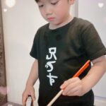 Airi Taira Instagram - 味に厳しい次男😅 バンビーノが弟達に作るごはん♡ 「できたー！今いれるから待ってね」とバンビーノが言うと、、、 駆け寄って来て「味見する」と一丁前なべベック😂 食べるなり「なんか足りない」だって🤣ドゥハハッ) 3歳(来月4歳)恐るべしッ‼︎ 確かに薄味だ😅 君の言うとおりだ🤣笑) お兄ちゃん頑張れ😅ハハッ) #バンビーノ#5歳#料理男子#味見する子#美味しくないと食べない子#さすが次男#2番目ってこんな感じなのかな