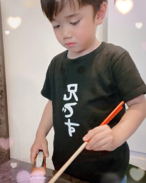 Airi Taira Instagram - 味に厳しい次男😅

バンビーノが弟達に作るごはん♡

「できたー！今いれるから待ってね」とバンビーノが言うと、、、

駆け寄って来て「味見する」と一丁前なべベック😂

食べるなり「なんか足りない」だって🤣ドゥハハッ)

3歳(来月4歳)恐るべしッ‼︎

確かに薄味だ😅
君の言うとおりだ🤣笑)

お兄ちゃん頑張れ😅ハハッ)
#バンビーノ#5歳#料理男子#味見する子#美味しくないと食べない子#さすが次男#2番目ってこんな感じなのかな