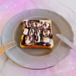 Airi Taira Instagram - 本日の朝食😁 昨日べベックから「ママ、朝ごはんなんだけど自分で作るから必要なものだけ買っておいてね」と作り方の動画を見せてくれた。 パン、チョコ、マシュマロ、マーブルチョコ！ 兄弟の中で1番マイペースな子。 起きるのも遅かったり、早い時は早かったり…🥲 そこで！私はヒラメイタ🤩！！ 寝る前に「明日早く起きて自分で作ってね！ママは作り方分からないから」と言ってそれぞれ就寝😊 朝のバタバタ時間！ 真っ先にべベックを起こしに向かう✨ 「パン作りお願いします!ママがやっていいの?ママ分からないよ」と言ったらムクッと起き上がって眠い目を冷水で洗ってやる気満々だ🫣驚ッ) リビングに並べておいた物を動画も見ずに淡々と作り始めた‼︎ 型抜きをしたけど、なんの形か分からないと言って、もうカタはいらないよ!って言われた😂 ひとりがやればまた1人、、起きてきて、、やるよね😅涙) 朝はバタバタなんだけどナ😅苦笑涙) お兄ちゃん2人が作ったものをご機嫌に食べたbebe！ 「おいしーぃ」と朝から嬉しそうで「作る」と言い出した🤪ガーン) 2歳イヤイヤ期… 作る!と言ったら作らせなきゃグズグズ自我が強化する🥲 何はともあれ色々クリアして無事ご出発😅ホッ) みんながいなくなったひとり時間に私も作ってみた。 ビックリするぐらい美味しくて朝から幸せタイムとなった😍 ありがとう子供達🤩 #朝食#子供達が教えてくれた#幸せパン#マシュマロおいしいね#絶妙だったよ#また明日も作るかな#おいしいって幸せ