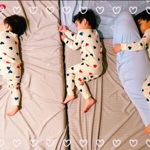 Airi Taira Instagram - 初めて並んだ日👦👦🏻👦🏼👶

寝相の悪い上のお兄ちゃん達🥲

一緒に並んで寝かせるにはヒヤヒヤ😅

でも初めてのお揃いパジャマを頂いたのでみんな一緒に並んで寝てみた😍

さすがに4人だと寝相は同じにならないね😁
#4兄弟#長友ブラザーズ#赤ちゃん加わると#お兄ちゃん達#大きくなったね#ハートパジャマ#可愛いすぎる#3人はやっぱり寝相一緒#😅