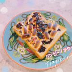 Airi Taira Instagram - 本日の朝食😁 昨日べベックから「ママ、朝ごはんなんだけど自分で作るから必要なものだけ買っておいてね」と作り方の動画を見せてくれた。 パン、チョコ、マシュマロ、マーブルチョコ！ 兄弟の中で1番マイペースな子。 起きるのも遅かったり、早い時は早かったり…🥲 そこで！私はヒラメイタ🤩！！ 寝る前に「明日早く起きて自分で作ってね！ママは作り方分からないから」と言ってそれぞれ就寝😊 朝のバタバタ時間！ 真っ先にべベックを起こしに向かう✨ 「パン作りお願いします!ママがやっていいの?ママ分からないよ」と言ったらムクッと起き上がって眠い目を冷水で洗ってやる気満々だ🫣驚ッ) リビングに並べておいた物を動画も見ずに淡々と作り始めた‼︎ 型抜きをしたけど、なんの形か分からないと言って、もうカタはいらないよ!って言われた😂 ひとりがやればまた1人、、起きてきて、、やるよね😅涙) 朝はバタバタなんだけどナ😅苦笑涙) お兄ちゃん2人が作ったものをご機嫌に食べたbebe！ 「おいしーぃ」と朝から嬉しそうで「作る」と言い出した🤪ガーン) 2歳イヤイヤ期… 作る!と言ったら作らせなきゃグズグズ自我が強化する🥲 何はともあれ色々クリアして無事ご出発😅ホッ) みんながいなくなったひとり時間に私も作ってみた。 ビックリするぐらい美味しくて朝から幸せタイムとなった😍 ありがとう子供達🤩 #朝食#子供達が教えてくれた#幸せパン#マシュマロおいしいね#絶妙だったよ#また明日も作るかな#おいしいって幸せ