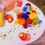 Airi Taira Instagram - 1ヶ月健診も無事に終えて👶 母子共に順調であっという間に1ヶ月と2週間ぐらい経ってた‼︎早ッ‼︎ 「余裕」という言葉が遠ざかってしまって家事が追いつかない🥲 検診の後サクッとご飯だけ食べたい‼︎と思いカフェに寄った✨ カフェなのに美味しい定食がお箸ででてくるのが好き♡ 赤ちゃんの授乳タイムが来る前にサクッと食べて退散‼︎と思ったら、、、 「ご出産おめでとうございます」って手の込んだデザートが登場‼️ お皿プレートに花束😭‼︎ 凄いー😭ウルウル) 出産の日を思い出す😭 「おめでとう」「お疲れ様」がまだ身に染みる。 さらにさらに‼︎ 赤ちゃんカフェオレが登場‼️ 凄いーー😭ウルルル) (この写真は妹が撮ったもの!サプライズ⁈) 果物カットも料理長さんの手作り🥹 クッキーまで添えてくれて‼︎ こういう嬉しいことがあるとこの喜びの分、子供達に優しく今日も寝かしつけまで頑張ろう!って思える🥹 本当に人に支えられて生きてる! 今日もありがとうございます‼︎と、今日この日に会えた人達に頭下げる思いで過ごしてます🥹🙏🏼 また行きたいよ、このカフェ❤️ #argos#argoscafe#アルゴス#アルゴスカフェ#原宿#お料理美味しかった#メニュー豊富#店員さんの雰囲気も好き#可愛いカフェラテ#カフェラテアート @argos.cafe_wabal