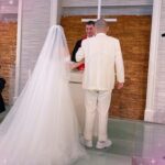 Airi Taira Instagram - 内山さんの結婚式💒 内山信二さんとは元々、妹が共演されたのをきっかけにある日の会食で「お姉ちゃんも一緒においで」とお誘いくださって私まで仲良くさせて頂きました♡ 武蔵ブラザーズさん、忍成修吾さんもその時にゆっくりお話しさせて頂いたのをきっかけにもう7年ぐらい経ちます✨ そんな内山さんの結婚式に兄と出席させて頂きました🥹(今では私の両親含む家族まで仲良くして頂いてます) 真っ白な挙式に内山さんが登場すると笑いに包まれた😂 バージンロードを歩く奥様の琴さんは美しすぎて力強く腕組みされたお父様の笑顔からは安心と喜びに満ちた微笑ましいお姿で感動しました🥹 花嫁さんって本当に美しい✨ 誓いのキスは見守ってる方達に「いただきます」と言わんばかりのニヤリ顔の内山さん😂 誓った後は「ごちそうさま」を込めたニヤリ顔😂 本当に最高に面白い人で爆笑に包まれた挙式でした😂 披露宴パーティーではさんまさんの登場に会場中が拍手👏 私がどハマりしているインスタ「石塚さん」にも久しくお会いできて嬉しかった♡ 内山さんと琴さんと娘の絃ちゃん✨ 可愛いく笑顔溢れたご家族のほっこり結婚式に参加させて頂けてとっても嬉しかったです！ 内山さん琴さん♡ 末永く笑顔絶えないご夫妻でハッピーファミリーでいてほしいです✨ #内山信二#結婚式#挙式の感動はたまらない#内山さんにフラレタ女？並に大号泣しちゃったよ🤣#自分の結婚式を思い出した#たくさんの方に見守られながら迎えた誓いの日#何年も永く夫婦でいることの凄さ#尊敬でしかない#夫婦はいつも答え合わせをしなきゃならない#こんな言葉を教わった#答えが合わなくなってしまったら終了だね#結婚式は素晴らしい#久しくお会いできたのも嬉しかった#ありがとうございました