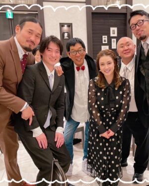 Airi Taira Instagram - 内山さんの結婚式💒

内山信二さんとは元々、妹が共演されたのをきっかけにある日の会食で「お姉ちゃんも一緒においで」とお誘いくださって私まで仲良くさせて頂きました♡

武蔵ブラザーズさん、忍成修吾さんもその時にゆっくりお話しさせて頂いたのをきっかけにもう7年ぐらい経ちます✨

そんな内山さんの結婚式に兄と出席させて頂きました🥹(今では私の両親含む家族まで仲良くして頂いてます)

真っ白な挙式に内山さんが登場すると笑いに包まれた😂

バージンロードを歩く奥様の琴さんは美しすぎて力強く腕組みされたお父様の笑顔からは安心と喜びに満ちた微笑ましいお姿で感動しました🥹

花嫁さんって本当に美しい✨

誓いのキスは見守ってる方達に「いただきます」と言わんばかりのニヤリ顔の内山さん😂

誓った後は「ごちそうさま」を込めたニヤリ顔😂

本当に最高に面白い人で爆笑に包まれた挙式でした😂

披露宴パーティーではさんまさんの登場に会場中が拍手👏

私がどハマりしているインスタ「石塚さん」にも久しくお会いできて嬉しかった♡

内山さんと琴さんと娘の絃ちゃん✨

可愛いく笑顔溢れたご家族のほっこり結婚式に参加させて頂けてとっても嬉しかったです！

内山さん琴さん♡
末永く笑顔絶えないご夫妻でハッピーファミリーでいてほしいです✨
#内山信二#結婚式#挙式の感動はたまらない#内山さんにフラレタ女？並に大号泣しちゃったよ🤣#自分の結婚式を思い出した#たくさんの方に見守られながら迎えた誓いの日#何年も永く夫婦でいることの凄さ#尊敬でしかない#夫婦はいつも答え合わせをしなきゃならない#こんな言葉を教わった#答えが合わなくなってしまったら終了だね#結婚式は素晴らしい#久しくお会いできたのも嬉しかった#ありがとうございました