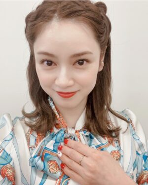 Airi Taira Instagram - 仕事も復活🤩🫰キュン)

産後初めての収録は武井兄が務めるBS-TBS「憧れの地に家を買おう」✨

なんてったって産後なのでこれまで提供してくださってた衣装サイズ…
果たして着用できるのか?自分🥲

と不安になりながらも前向きに「食べ過ぎない」を意識して徐々に体型戻していきました🤓(まだ完全じゃないケロ)

武井兄だからすごく話しやすくて収録はパッと終わっちゃいました😂

OAは9月1日22時〜❣️

まさかのまさか🤩‼︎

同じ日(9/1)に日テレ19時〜「スクール革命!クイズ!ドライブ」にも出演します😍

2番組😊
ぜひご覧ください🙏
@sosotakei 
@akogare_bstbs 
#久々の収録#楽しかった#憧れの地に家を買おう#スクール革命#ぜひ見てください