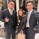 Airi Taira Instagram - 内山さんの結婚式💒 内山信二さんとは元々、妹が共演されたのをきっかけにある日の会食で「お姉ちゃんも一緒においで」とお誘いくださって私まで仲良くさせて頂きました♡ 武蔵ブラザーズさん、忍成修吾さんもその時にゆっくりお話しさせて頂いたのをきっかけにもう7年ぐらい経ちます✨ そんな内山さんの結婚式に兄と出席させて頂きました🥹(今では私の両親含む家族まで仲良くして頂いてます) 真っ白な挙式に内山さんが登場すると笑いに包まれた😂 バージンロードを歩く奥様の琴さんは美しすぎて力強く腕組みされたお父様の笑顔からは安心と喜びに満ちた微笑ましいお姿で感動しました🥹 花嫁さんって本当に美しい✨ 誓いのキスは見守ってる方達に「いただきます」と言わんばかりのニヤリ顔の内山さん😂 誓った後は「ごちそうさま」を込めたニヤリ顔😂 本当に最高に面白い人で爆笑に包まれた挙式でした😂 披露宴パーティーではさんまさんの登場に会場中が拍手👏 私がどハマりしているインスタ「石塚さん」にも久しくお会いできて嬉しかった♡ 内山さんと琴さんと娘の絃ちゃん✨ 可愛いく笑顔溢れたご家族のほっこり結婚式に参加させて頂けてとっても嬉しかったです！ 内山さん琴さん♡ 末永く笑顔絶えないご夫妻でハッピーファミリーでいてほしいです✨ #内山信二#結婚式#挙式の感動はたまらない#内山さんにフラレタ女？並に大号泣しちゃったよ🤣#自分の結婚式を思い出した#たくさんの方に見守られながら迎えた誓いの日#何年も永く夫婦でいることの凄さ#尊敬でしかない#夫婦はいつも答え合わせをしなきゃならない#こんな言葉を教わった#答えが合わなくなってしまったら終了だね#結婚式は素晴らしい#久しくお会いできたのも嬉しかった#ありがとうございました