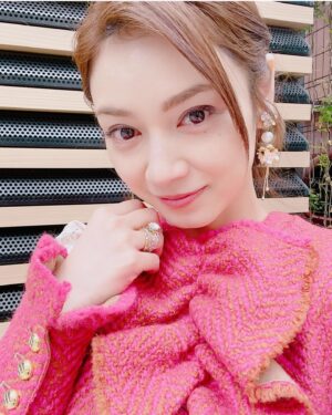 Airi Taira Instagram - 本日OA📺

19時〜テレビ朝日
「ザワつく!路線バスで寄り道の旅2時間SP」

最高しかないとんでもなく楽しいロケでした🤩

気心知れた方々とのロケ✨

普段の、育児のご褒美時間を頂いてしまったかのような終始笑いの絶えない楽しい時間を過ごさせて頂きました。

長嶋一茂さん♡
テレビ越しで見ていても面白いですが実際にお会いすると自由気ままに思いつきで突っ走るお姿が一茂さんワールドすぎて我々小人が着いていくドック先生のようでとても面白くて楽しかったです！
この時代に常に居てほしい!と思いました♡

サバンナ高橋さん⭐︎
木曜ヒルナンデスでずーっとご一緒させて頂いてたのでお会いすると安心するンデス✌️
高橋さんは老若男女問わず、すかさずスコンッとツッコミしたりスタッフさんの雰囲気を察して進行してくださったりまとめがうますぎました‼︎
だから信頼されるんだ!と納得しました✨

ファンタジーことウエンツ瑛士くん😆
10代から一緒にレッスンしてたから仲良しを通り越して同士?みたいな感じの存在✨
ファンタジーはずーっと小言をボソボソ言ってる🤣
存在が爆笑！！！
お昼ご飯になると演者さん全員分のお水を取りに行ってくれたり🥹感動)
私がやらなきゃならないのに…とファンタジーの振る舞いは学ぶものがありました。

ハリセンボンさん♡
全然違うおふたり！
私の息子も年子で全然タイプが違うのでおふたりが揃うお姿からこんな風に接するといいんだーと気づかせて頂けました♡
はるなさんのツッコミはスピードの速さに大変感動しました‼︎凄すぎます‼︎本当に‼︎
はるかさんはお話をさせて頂くたびにもっともっと色んなことを知りたくなる方でした！
はるかさんが笑ってくれるとみんなが嬉しそうでした♡

宮川大輔さん✨
合流するまでみんなを待ってくださってましたがお会いするとマシンガントークでカメラが止まるとすぐにご挨拶されてて感動しました！
大輔さんの大きな声、分かりやすくお話ししてくださって有り難かったです！

またお会いしたい方々でした🥹
この場をかりましてありがとうございました🙏
@eiji_wentz_official 
@shigeo0128 
@harisenbon_haruna 
@miyagawadai 
#テレビ朝日#ザワつく路線バスで寄り道の旅#2時間スペシャル#麻布台ヒルズ#バスに乗り続けたかった#楽しい方々との時間#ありがとうございました#はるなさん#18年間もツッコミ#凄すぎます#色々知れて嬉しかった#本当に気分上々したから#音楽つけちゃった