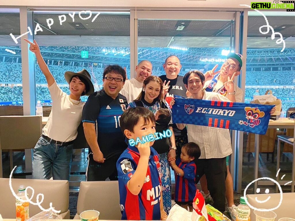 Airi Taira Instagram - みんなで応援❤️⚽️💙 4人目の妊娠が分かってからしばらく行けてなかった観戦。 5月に無事出産して8月26日のこの日の観戦を楽しみにカオスな日々を過ごしてきた✨ 私の大好きな人たちと一緒に応援❣️ ずーっと「天野会メンバー」みんな揃って応援してみたかった✨ 初めてみんな揃えてお互いがお互いのために色んなものを持ち寄って楽しい夏を感じた☀️ 熱い試合に熱い観戦‼️ 人の心を動かしてくれる熱い凄い試合⚽️ 見に行かせて頂けて本当に嬉しかった🥹涙) 天野会メンバー、ご一緒してくださった皆様、本当にありがとうございました🥹 #FC東京#国立競技場#サッカー観戦#景色最高だった#天野会#みんな揃えた#嬉しかった#子供達も釘付け#ご一緒してくださった方ありがとうございました