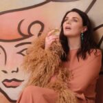 Aisling Bea Instagram - Some more candid makeup free shots of me at home in my awful house slobbing about as usual from this month’s Maybourne Magazine. 🙏🏻🥔 Thanks to all these cool cats again: @the_berkeley @rachellouisebrownstudio @styledby_rap @naradkutowaroo @justinejenkins @emhargreaves @multitudemedia