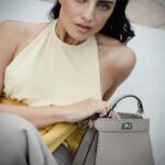 Aislinn Derbez Instagram - ¿Sabías que este bolso icónico Peekaboo es realizado absolutamente a mano por los artesanos de @fendi con una técnica emblemática que se ha utilizado por casi un siglo, desde 1925? #FendiPeekaboo 📸 @miguellxrx Styling @marmolviejo