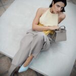 Aislinn Derbez Instagram - ¿Sabías que este bolso icónico Peekaboo es realizado absolutamente a mano por los artesanos de @fendi con una técnica emblemática que se ha utilizado por casi un siglo, desde 1925? #FendiPeekaboo 📸 @miguellxrx Styling @marmolviejo