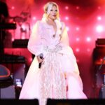 Ajda Pekkan Instagram - Aman Adanalı Canım Adanalı 🥁 … Sevgili Adanalılar , Adana konserimizde Akdeniz insanın sıcaklığını , coşkusunu ve tabiki olağanüstü misafirperverliğini bana ve bizlere çok güzel hissettirdiniz. Hepinize sonsuz teşekkürler 🙏🏻 Söz veriyorum tekrar buluşacağız ❤️ Ajda … Kostüm @burcusedefofficial 📸 @boragokhan #adana#ajdaturnede#ajdapekkan#kerkisolfej #çukurovaüniversitesi #