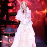 Ajda Pekkan Instagram - Aman Adanalı Canım Adanalı 🥁 … Sevgili Adanalılar , Adana konserimizde Akdeniz insanın sıcaklığını , coşkusunu ve tabiki olağanüstü misafirperverliğini bana ve bizlere çok güzel hissettirdiniz. Hepinize sonsuz teşekkürler 🙏🏻 Söz veriyorum tekrar buluşacağız ❤️ Ajda … Kostüm @burcusedefofficial 📸 @boragokhan #adana#ajdaturnede#ajdapekkan#kerkisolfej #çukurovaüniversitesi #
