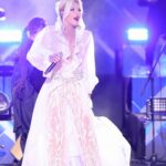 Ajda Pekkan Instagram - Aman Adanalı Canım Adanalı 🥁 … Sevgili Adanalılar , Adana konserimizde Akdeniz insanın sıcaklığını , coşkusunu ve tabiki olağanüstü misafirperverliğini bana ve bizlere çok güzel hissettirdiniz. Hepinize sonsuz teşekkürler 🙏🏻 Söz veriyorum tekrar buluşacağız ❤️ Ajda … Kostüm @burcusedefofficial 📸 @boragokhan #adana#ajdaturnede#ajdapekkan#kerkisolfej #çukurovaüniversitesi #