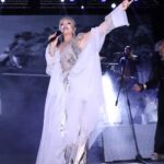 Ajda Pekkan Instagram - Yazdan kalan nefis bir Antalya gecesinde çok keyifli bir konserdi.Enerjiniz ,sıcaklığınız , hiç durmayan alkışlarınız beni çok mutlu etti, iyi ki varsınız 💙 #antalya #ajdaturnede #süperstar #ajdapekkan # 📸 @boragokhan Kostüm @burcusedefofficial