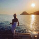 Ajda Pekkan Instagram - Nasil anlatsam , Nerden başlasam ….. Bodrum Bodrum 💙🌺🌺🌺🌺 #23ağustos #beklebenibodrumgeliyorum #sontatil#😌#ajdaturnede#ajdapekkan #bodrumantiktiyatro #sontatil #