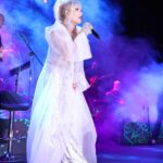 Ajda Pekkan Instagram - Yazdan kalan nefis bir Antalya gecesinde çok keyifli bir konserdi.Enerjiniz ,sıcaklığınız , hiç durmayan alkışlarınız beni çok mutlu etti, iyi ki varsınız 💙 #antalya #ajdaturnede #süperstar #ajdapekkan # 📸 @boragokhan Kostüm @burcusedefofficial