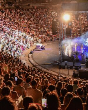 Ajda Pekkan Instagram - Bodrum …. Bana unutulmaz bir gece yaşattınız 💫 23 Ağustos’ta yine yeni yeniden 💙#bodrumantiktiyatro #ajdapekkan #kerkisolfej #boragökhan #burcusedef #📸by @boragokhan @kerkisolfej @burcusedefofficial @rifatyuzuak