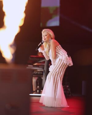 Ajda Pekkan Instagram - Kuruçeşme çok güzeldin 💫 …. Kuruçeşme Açıkhava konserimizden 🤍🤍. 📸 @boragokhan @burcusedefofficial