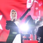 Ajda Pekkan Instagram - Cumhuriyetimizin 100.yılını layık olduğu coşkuyla kutladık . Cumhuriyetin kazanımlarıyla bu topraklarda huzur ve barış içinde yetişmiş ve bugünlere gelmiş bir Cumhuriyet kadını olarak bir kere daha Ulu önderimiz Atatürk ve silah arkadaşlarını, tüm şehit ve gazilerimizi şükran ve minnetle anıyorum. Bu vesileyle çok değerli Menemen halkı ve Belediye başkanımız @pehlivanaydinn beyefendiye misafirperverlikleri ve harika organizasyonları için tekrar çok teşekkürler ediyorum. 🇹🇷🙏🏻 📸 @boragokhan